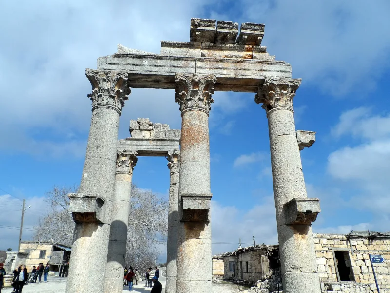 Uzuncaburç (Diokaisareia) — le temple de Zeus Olba à Mersin